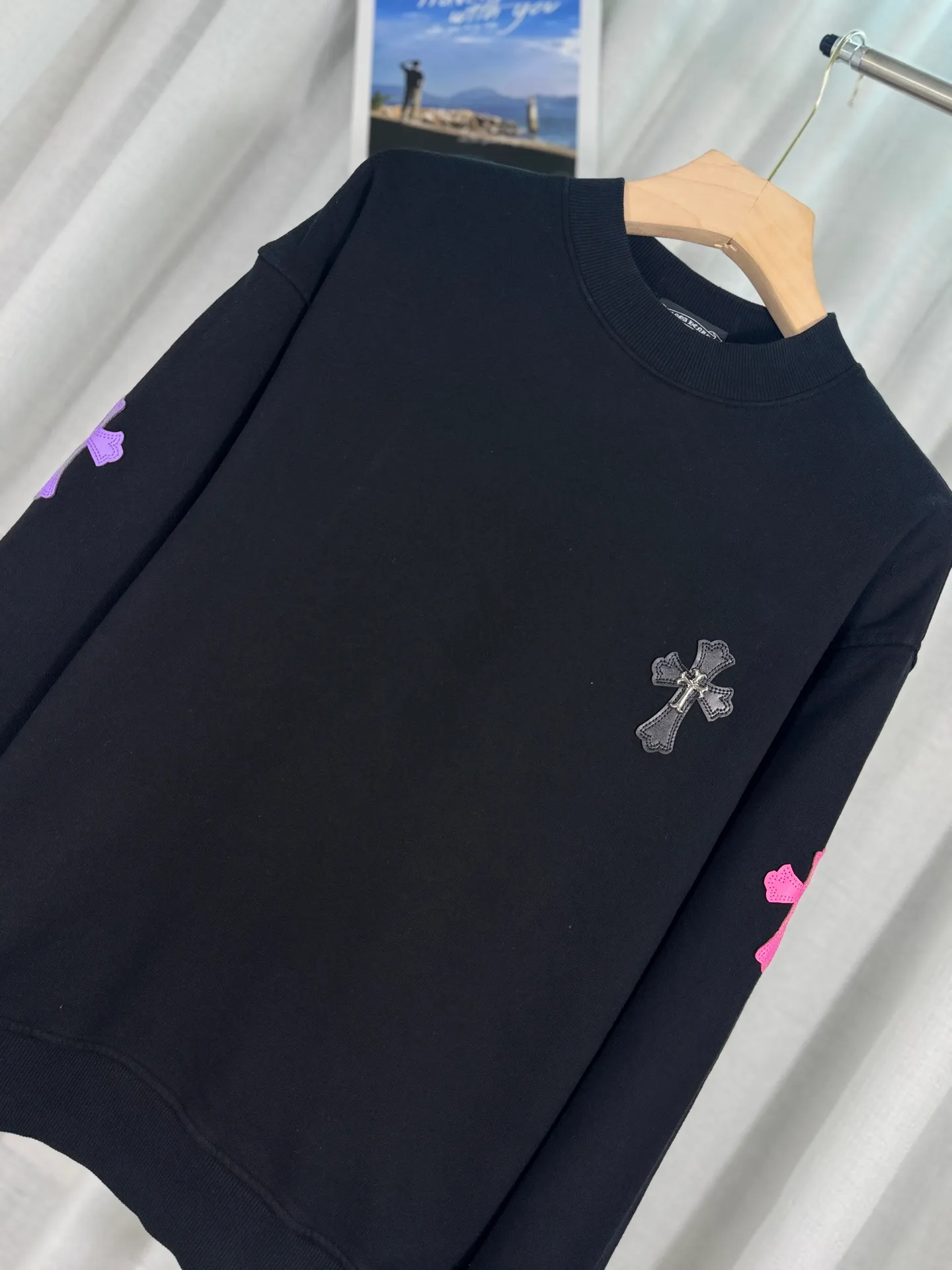 P260 top version, real shot without P, ​​different from market currency) 𝗖𝗵𝗿𝗼𝗺𝗲 𝗛𝗲𝗮𝗿𝘁𝘀/Cro Heart 2025 washed patch embroidery autumn and winter new original single counter American laser burnt 3D three-dimensional color embroidered couple casual sweatshirt 👑The highest version! Customized fabric 420g tripe terry fabric! American acid-washed and distressed original fabric laser burnt ✟appliqué embroidery and exquisite embroidery of letters! The best-selling model in the counter, very comfortable to wear. Accessories: original molded and authenticated collar label➕100% silk wash label. Genuine purchase-grade original hangtag➕matching hanging rope➕3D hanging beads➕original packaging bag. Craftsmanship: The original version has consistent wiring! The highest version of the armhole matching technique! Color: White Black Size: S M L XL Style No.: 9303